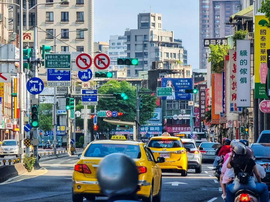 taxis jaune circulant dans les rues de taipei