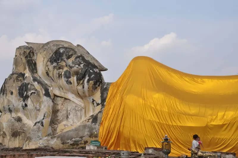 bouddha couché wat lokaya sutha ayutthaya