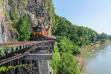 train passant sur viaduc wang pho kanchanaburi