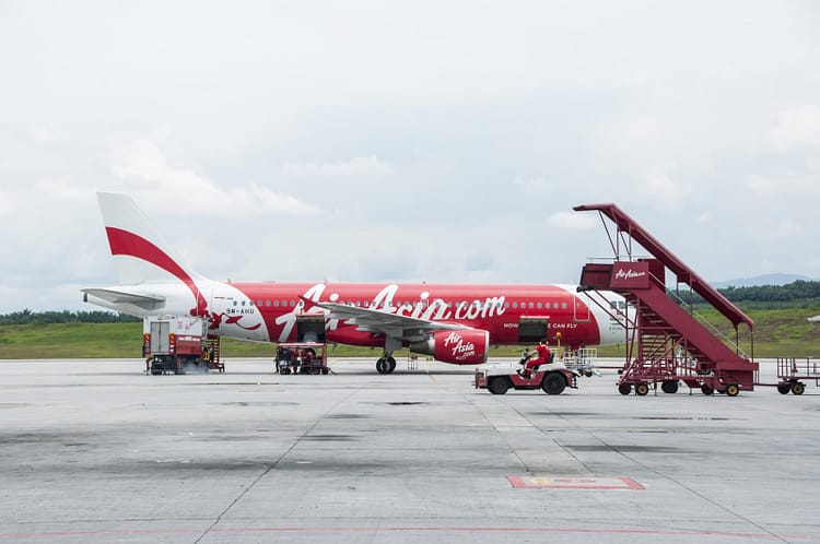 avion airasia tarmac aeroport klia kuala lumpur