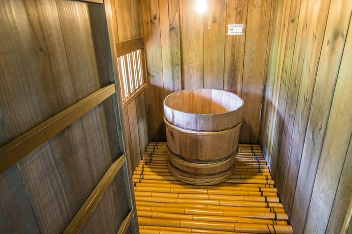 ancienne salle de bain village miyama kayabuki-no-sato - kyoto prefecture japon