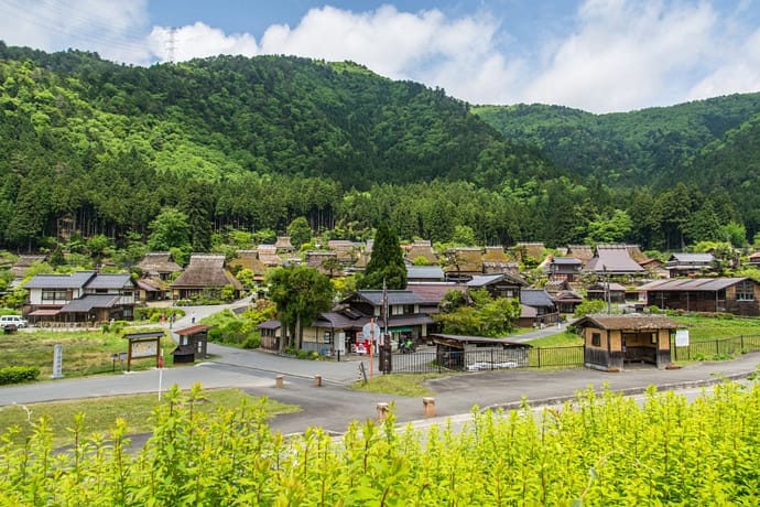 montagne derriere village miyama kayabuki-no-sato - kyoto prefecture japon