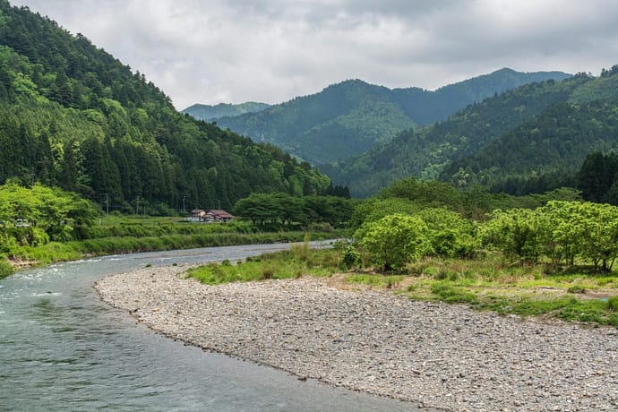 riviere devant village miyama kayabuki-no-sato - kyoto prefecture japon