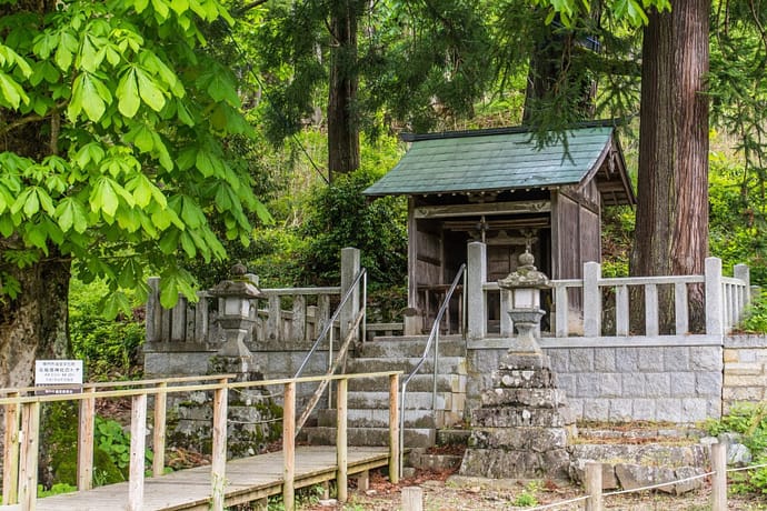 sanctuaire au village miyama kayabuki-no-sato - kyoto prefecture japon
