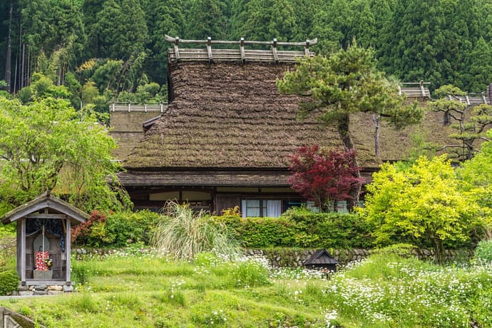 une maison du village miyama kayabuki-no-sato - kyoto prefecture japon